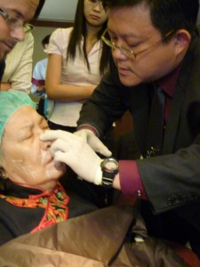 Dr Roy Chio using Sculptra for his patient